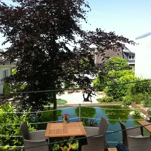 Hotel kleiner Yachthafen aussen