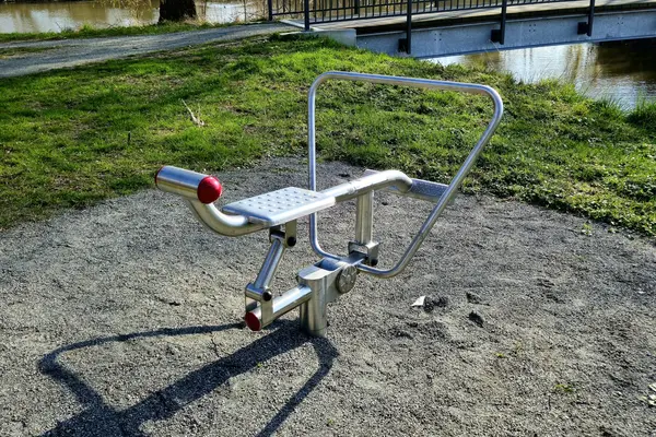 Outdoor-Sportgerät an der Braake