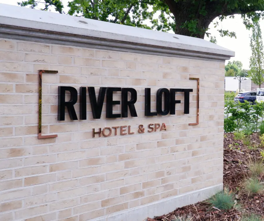 RiverLoft Hotel Schild