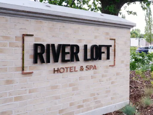 RiverLoft Hotel Schild