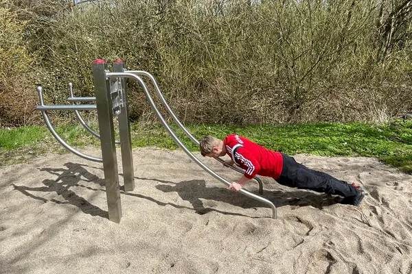 Sportler am Outdoor-Gerät