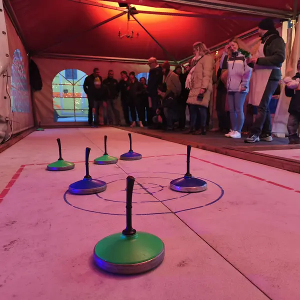 Eisstockschießen auf dem Weihnachtsmarkt